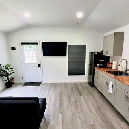 All Modern Studio With Private Entry & Parking. Брандон Экстерьер фото