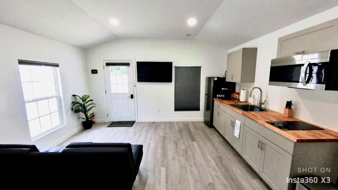 All Modern Studio With Private Entry & Parking. Брандон Экстерьер фото